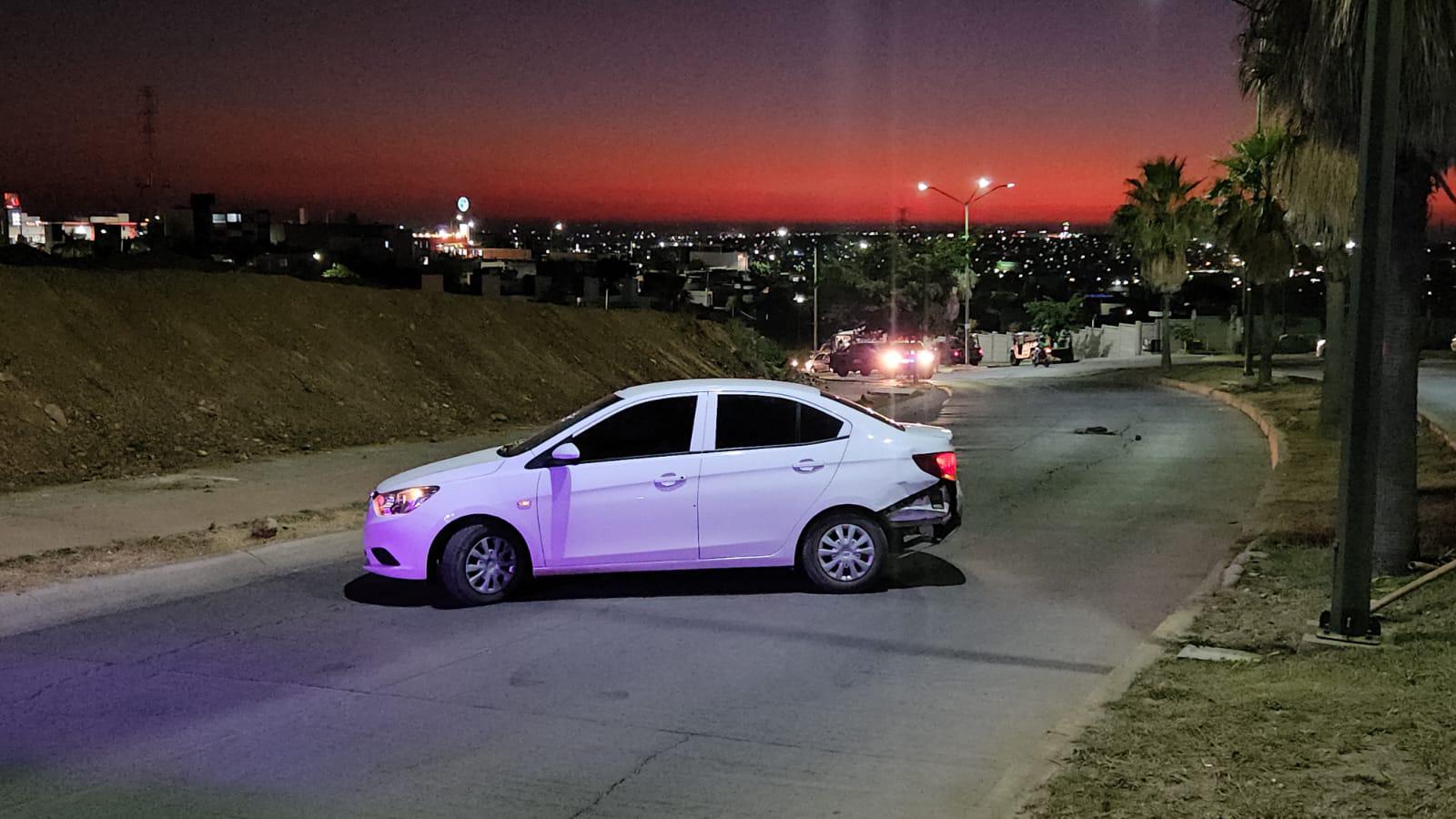 $!Ejército Mexicano encuentra armas dentro un auto abandonado en Culiacán