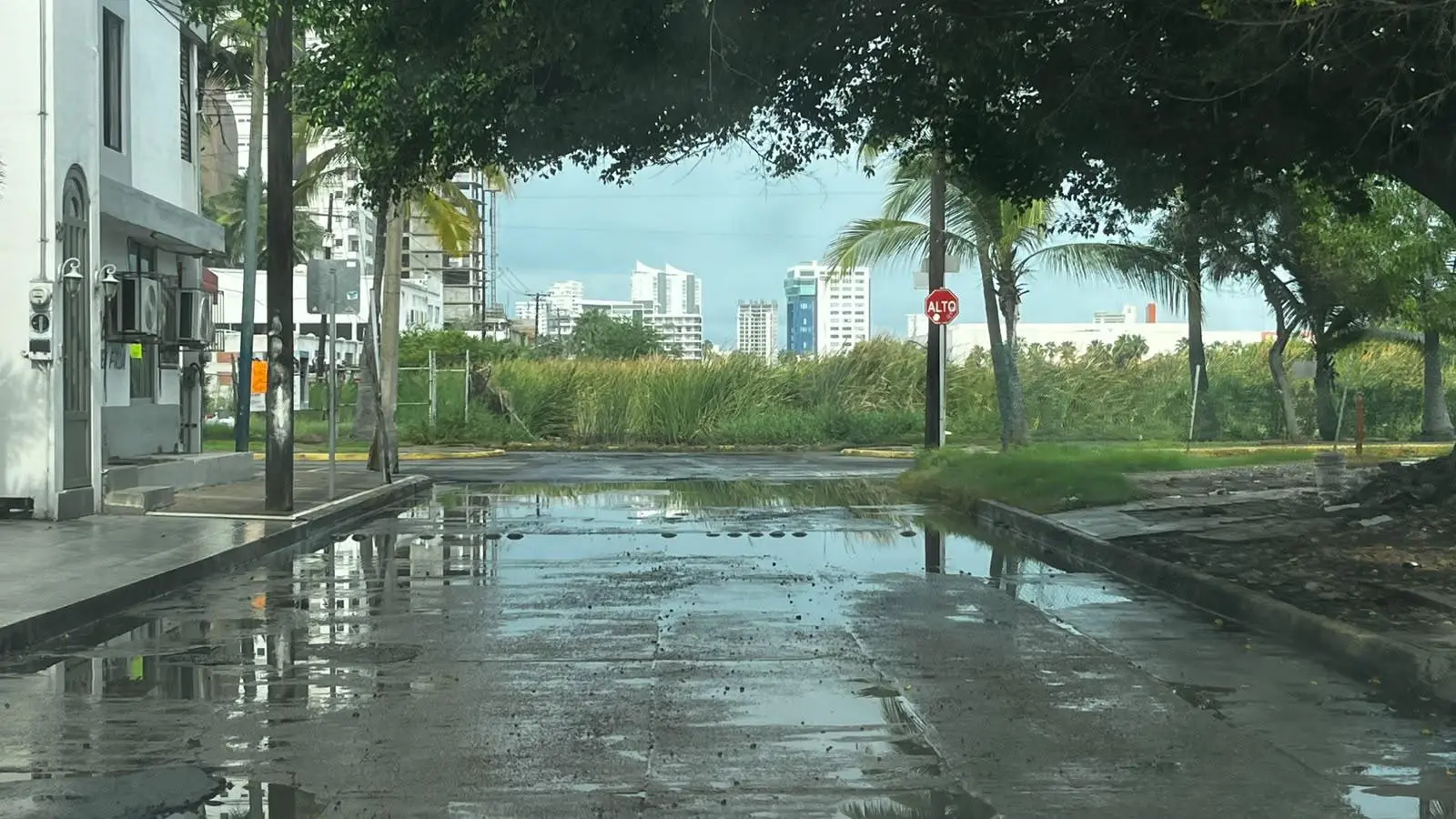 $!Desfogan agua de la Avenida Insurgentes tras limpieza del ducto de la Laguna del Camarón, pero brotan los baches