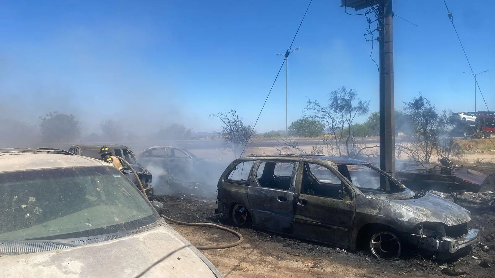 $!Incendio consume taller mecánico en Chávez Talamantes, Ahome; reportan siete autos calcinados
