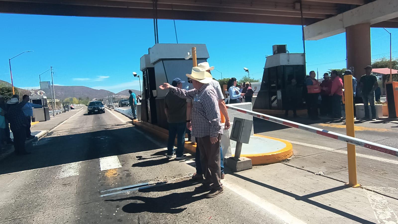 $!Productores toman caseta en San Miguel Zapotitlán y liberan peaje; advierten bloqueo total para el miércoles