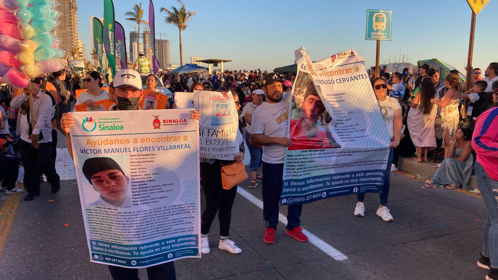 $!Familiares de desaparecidos participan en la avanzada del desfile del Carnaval de Mazatlán
