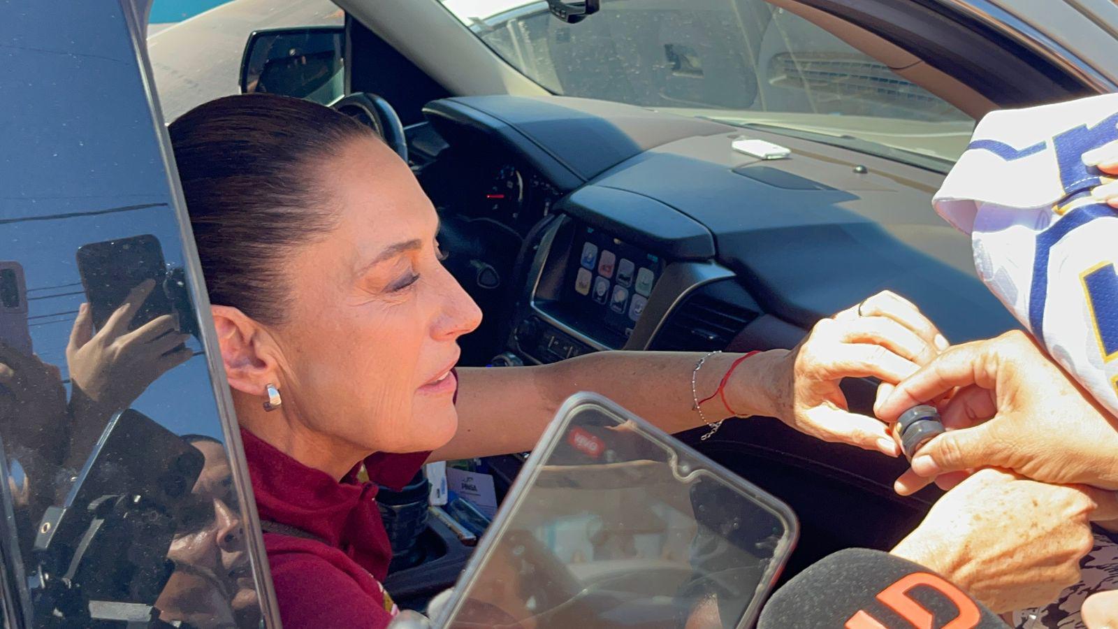 $!Arriba la Presidenta Claudia Sheinbaum a la Germán Evers para entrega de apoyo de becas a estudiantes