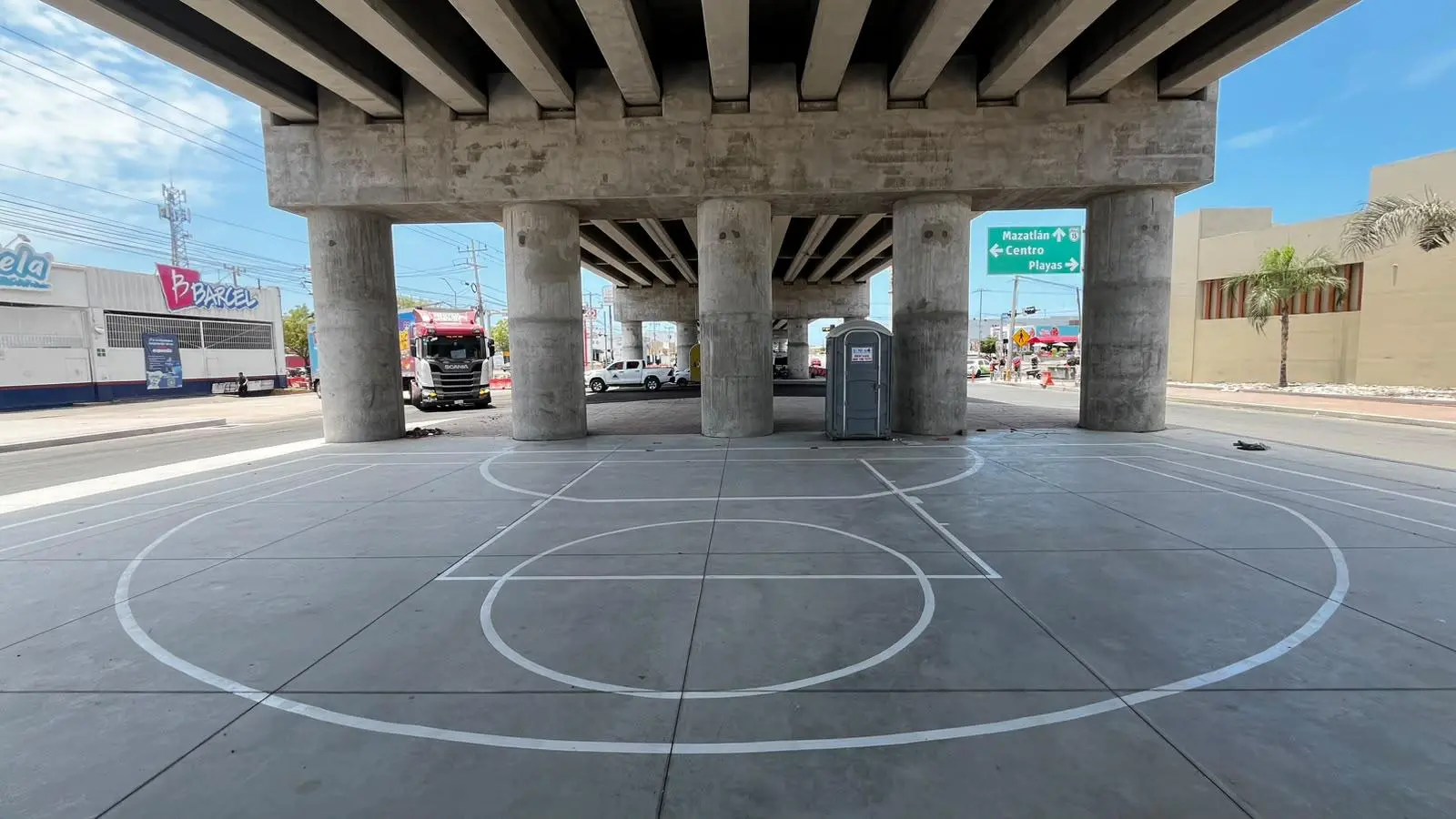 $!Avanzan instalación de canchas de futbol debajo del paso superior México 15 y Pérez Escobosa