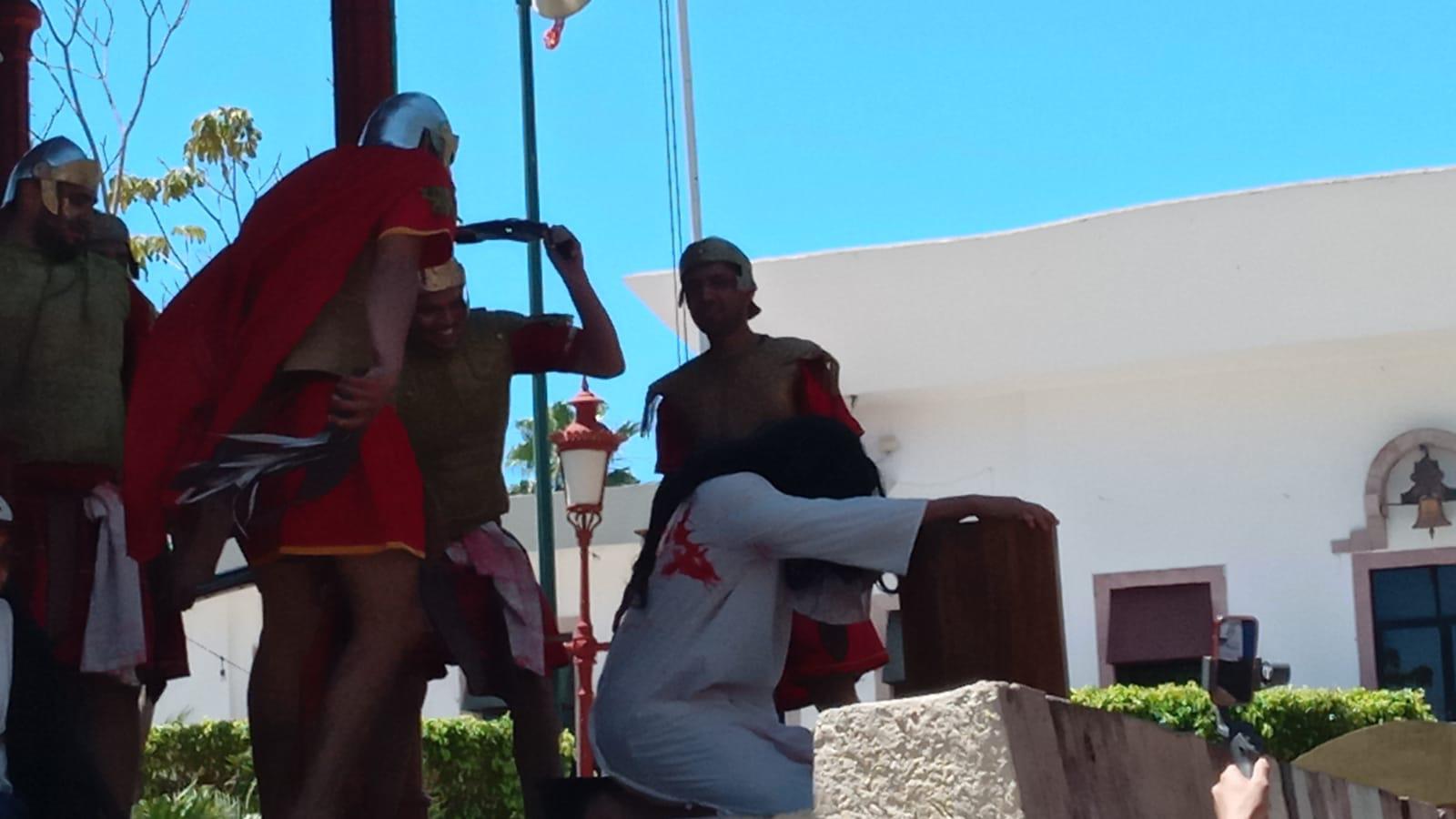 $!Mazatlecos y turistas atestiguan el Viacrucis Viviente en calles del Centro de puerto