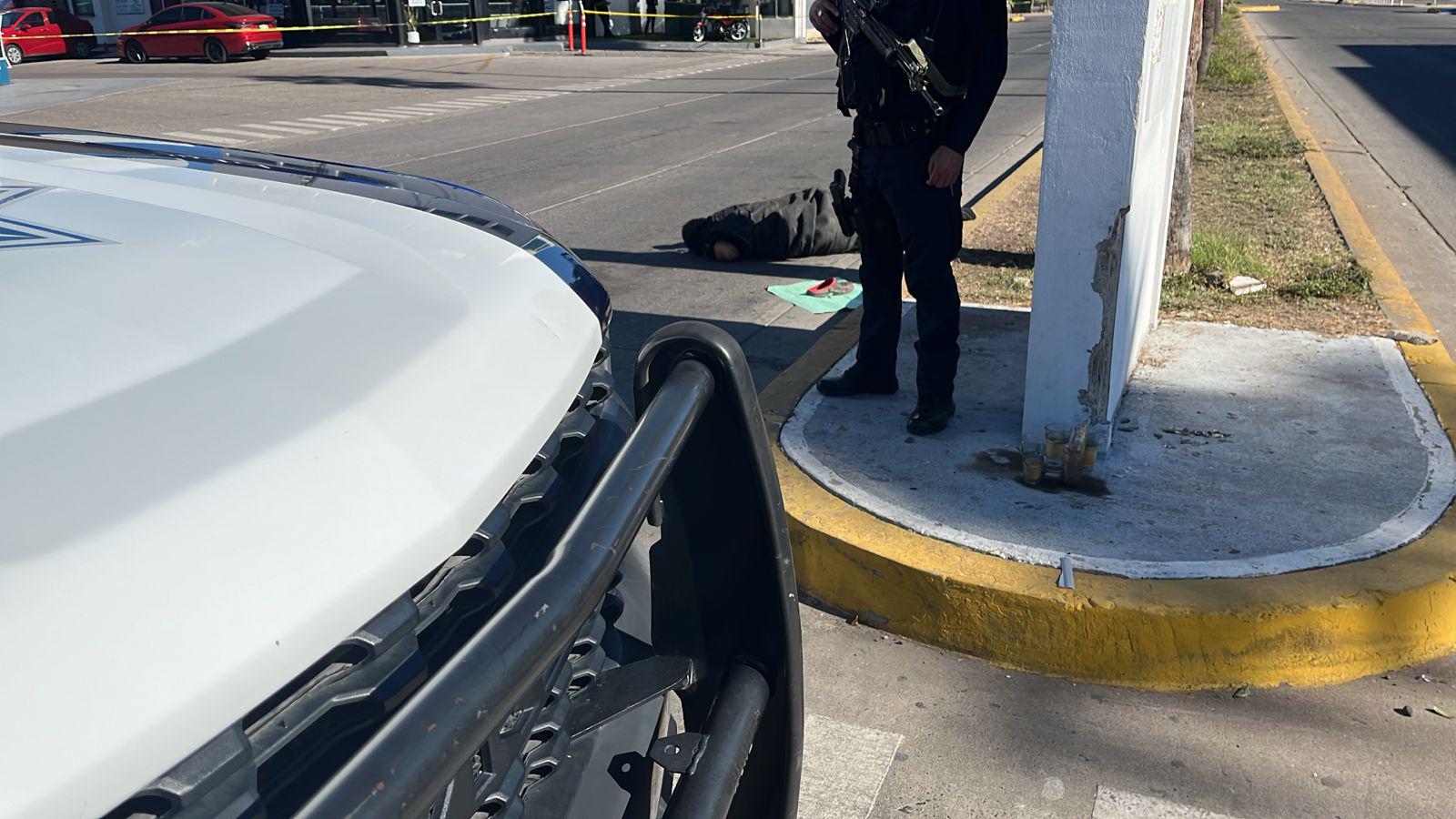 $!Abandonan cadáver con impactos de bala en vialidad de Isla Musala