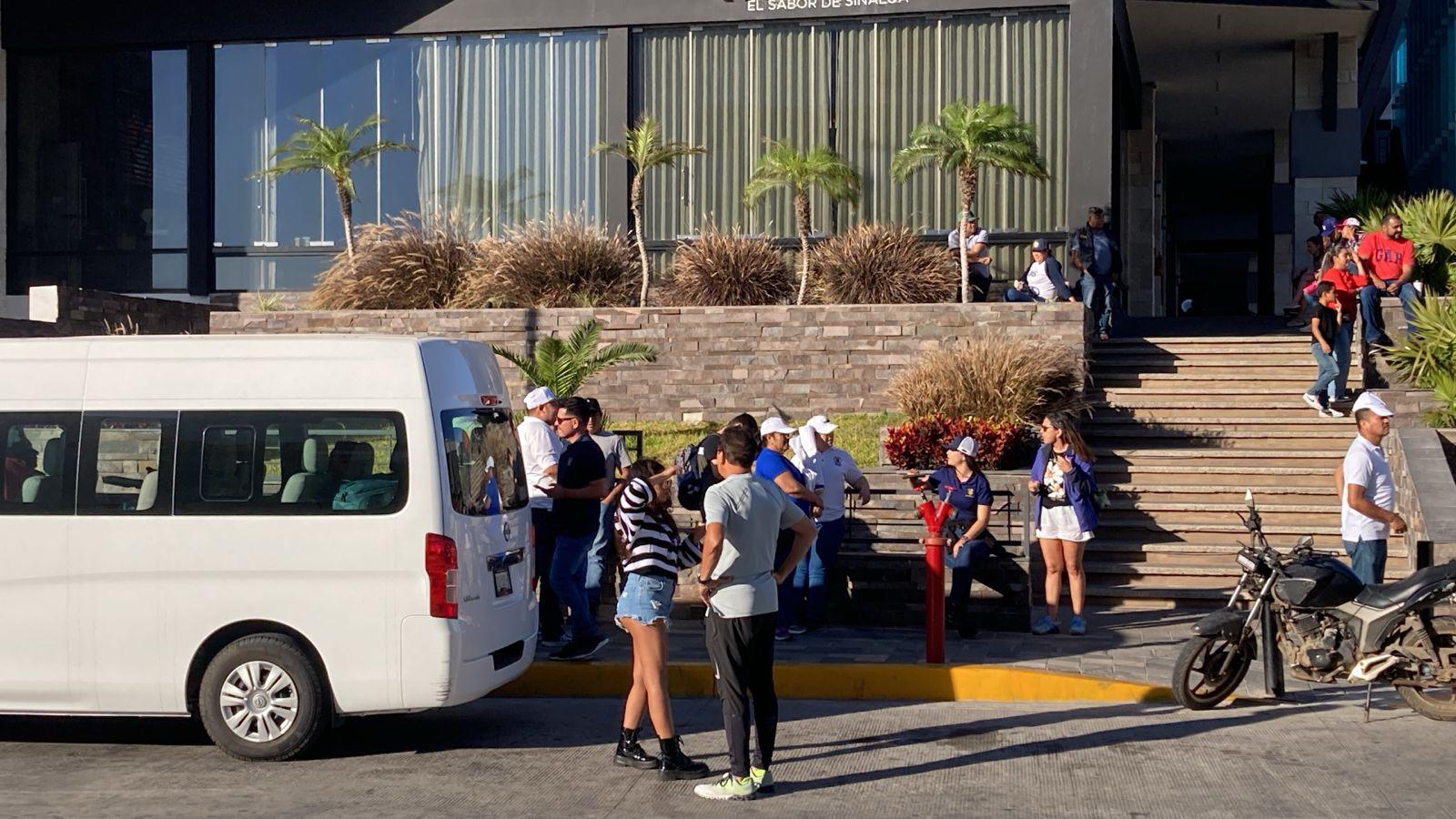 $!Llega avanzada presidencial al hotel El Cid en Mazatlán; esperan manifestantes de la UAS a AMLO