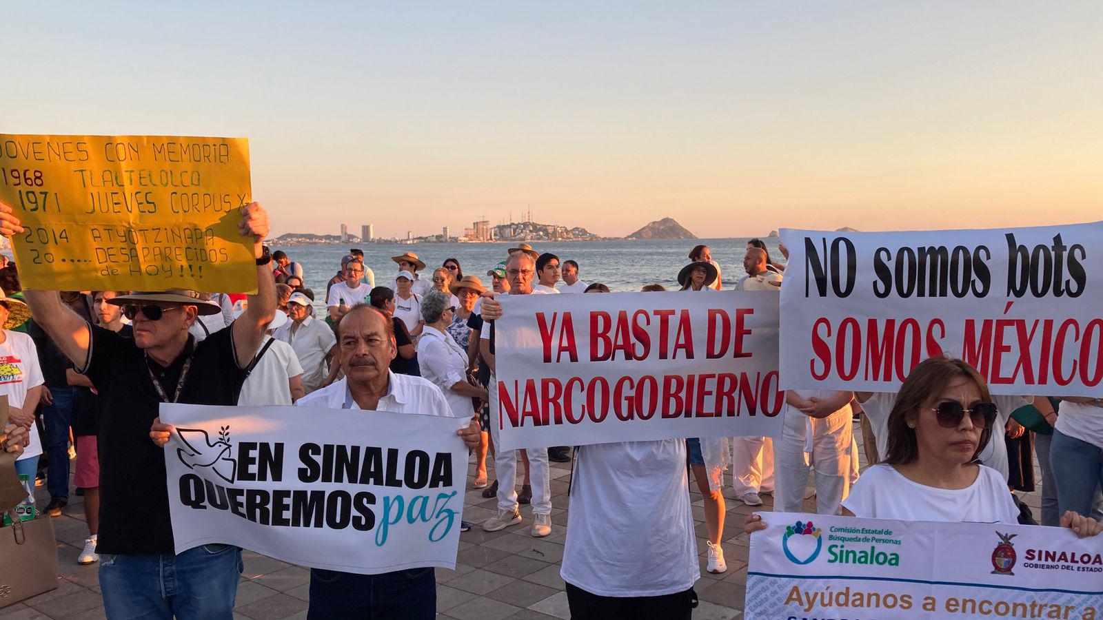 $!Mazatlecos exigen paz y revocación de mandato en marcha en el malecón
