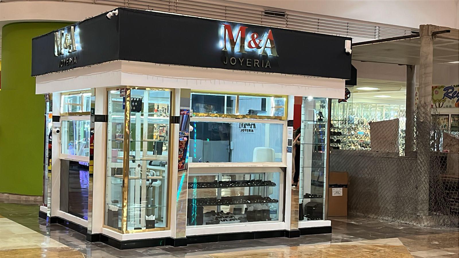 $!Asaltan joyería dentro de plaza comercial de la colonia La Campiña, en Culiacán