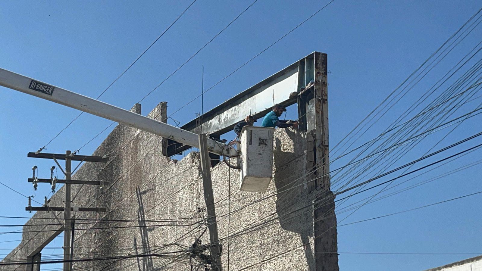 $!Continúa demolición de bardas en antigua tienda del Issste en Mazatlán