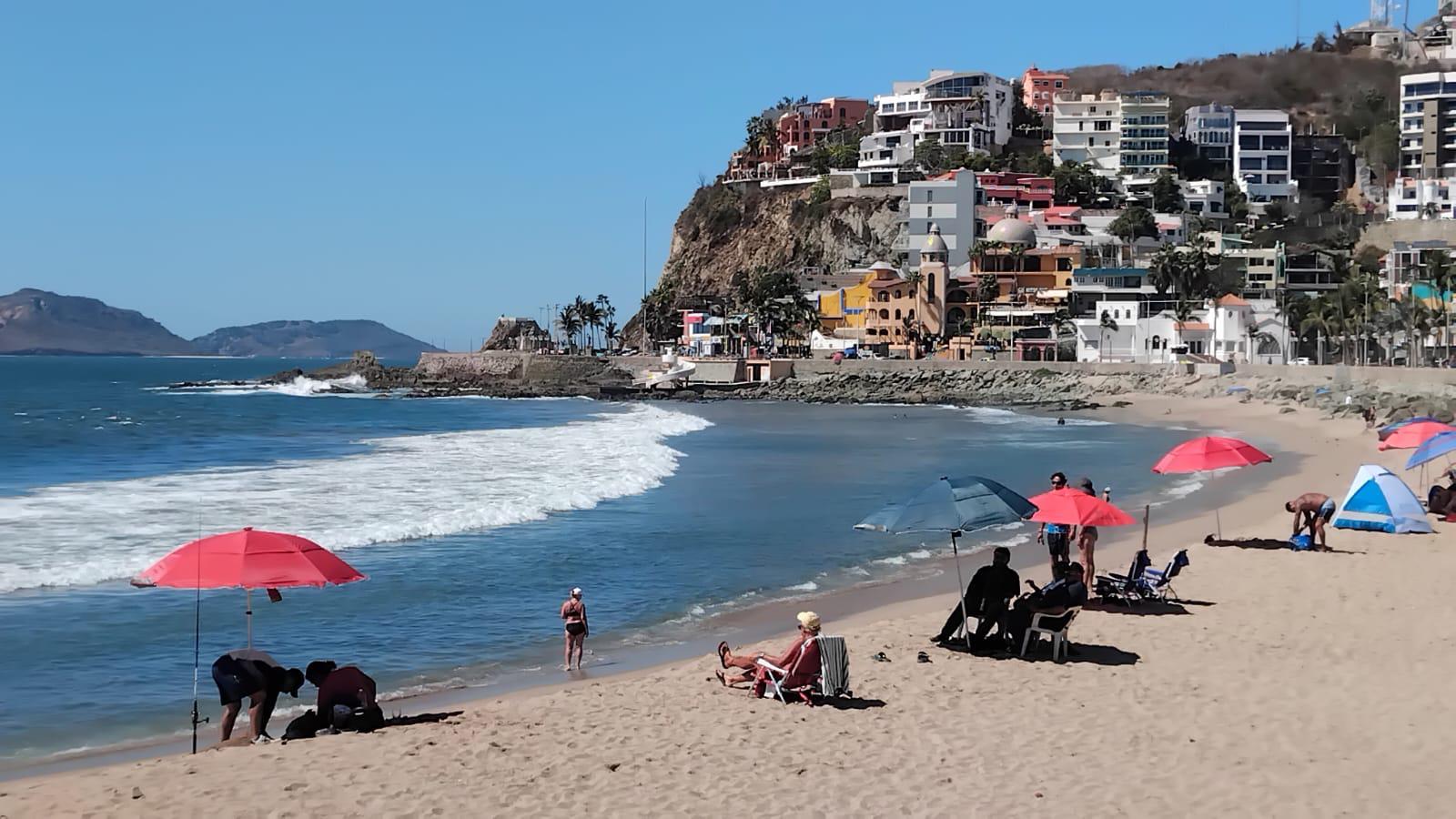 $!‘Puente’ deja poca afluencia turística en Mazatlán; playas concentran a visitantes
