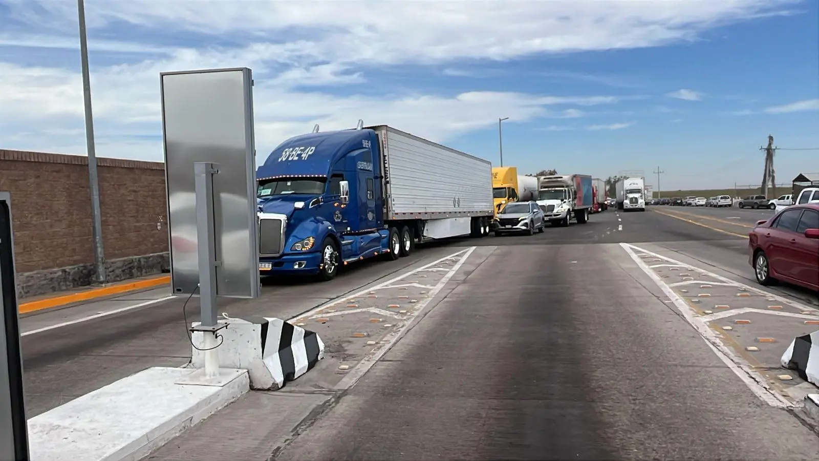 $!Cumple 24 horas protesta de agricultores en caseta El Pisal; mantienen paso libre pero analizan bloquear
