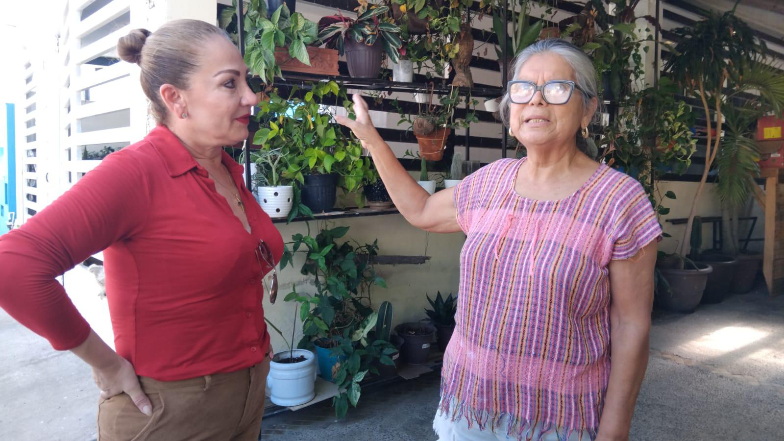 $!La regidora Maribel Chollet acudió a la zona afectada y escuchó los reclamos de los vecinos.
