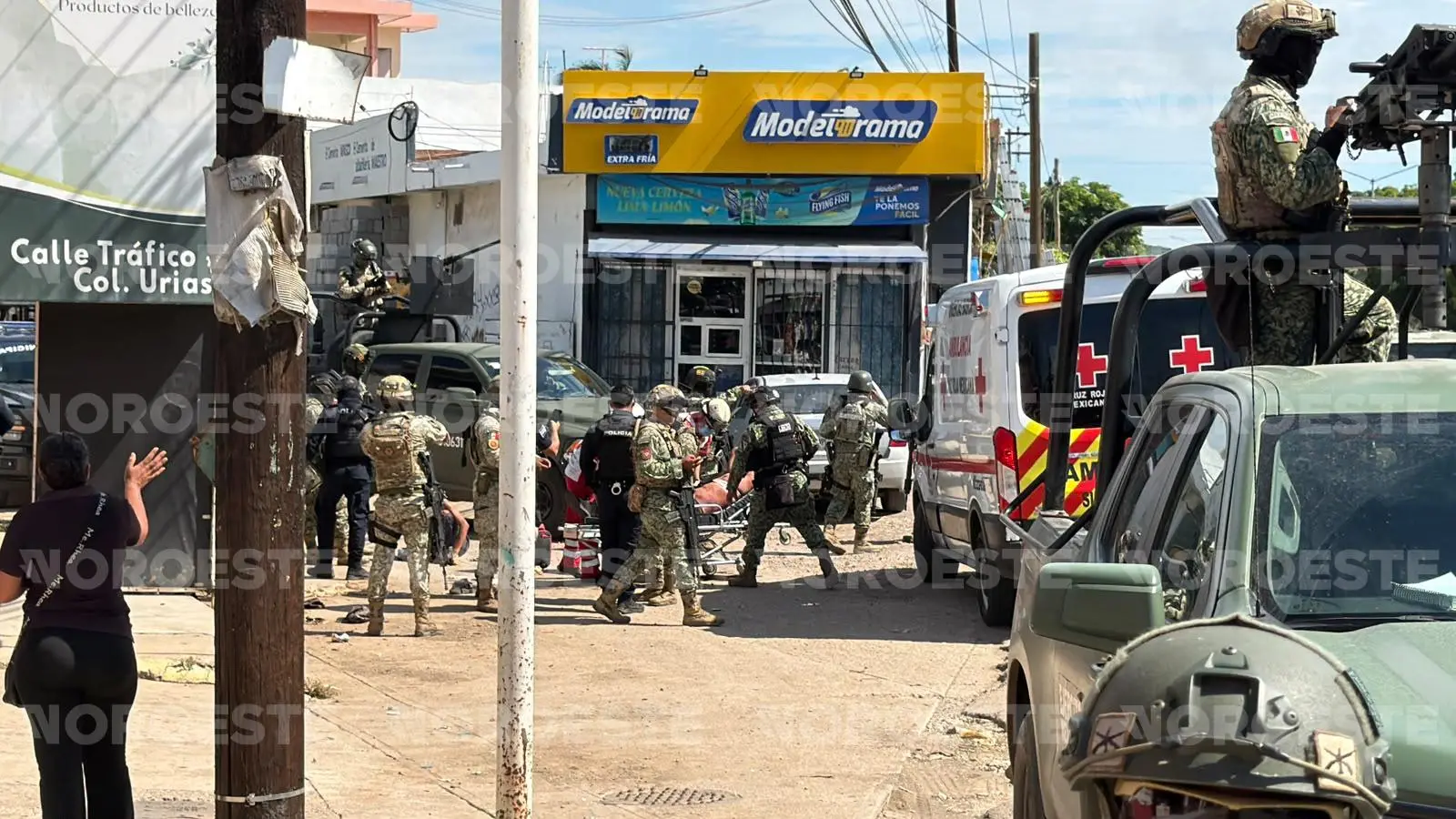 $!Ejército detiene a dos motociclistas tras presuntamente balear casa en Mazatlán