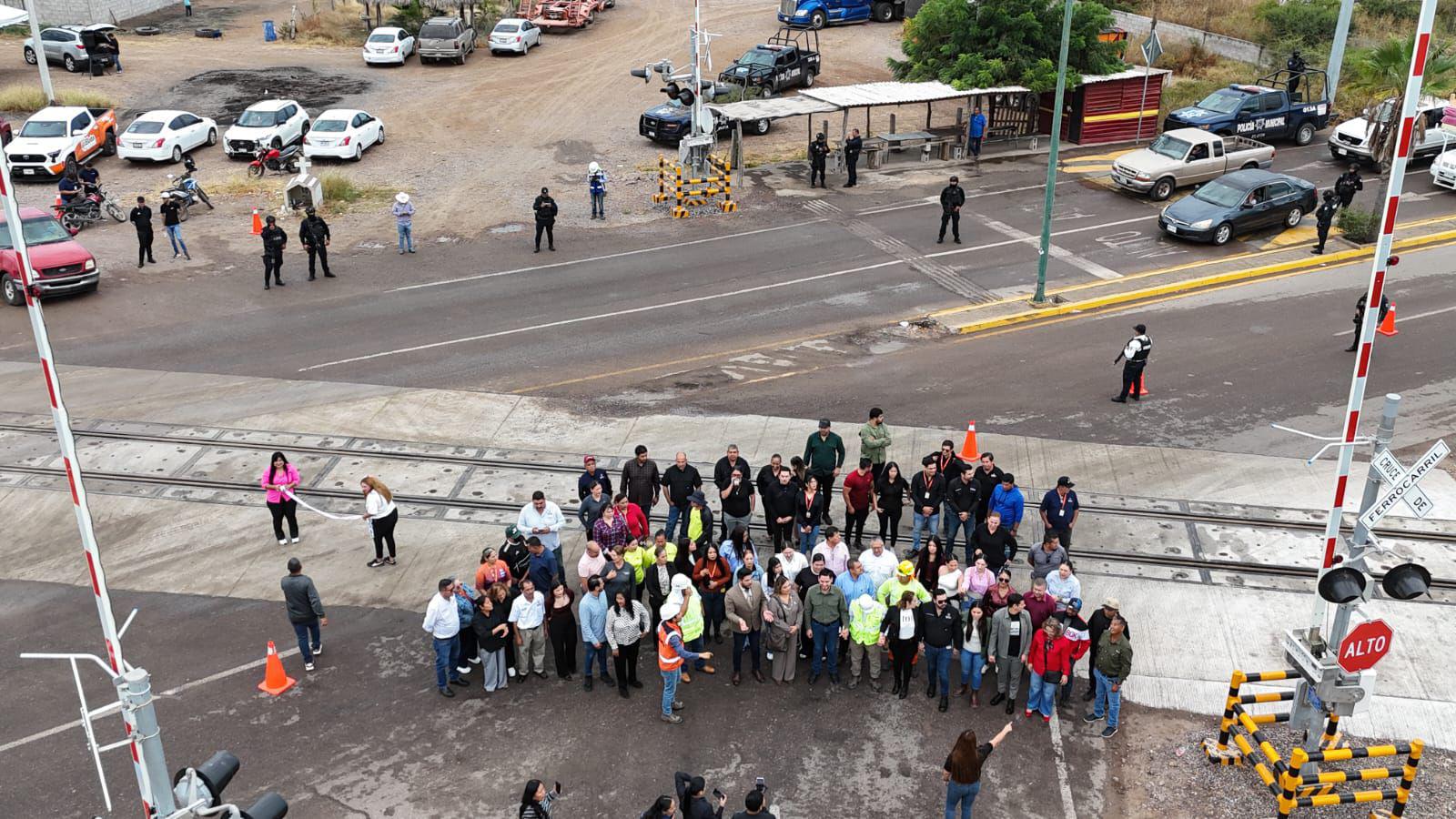 $!Instalan plumillas automáticas en cruce ferroviario de La Cruz para reforzar la seguridad vial