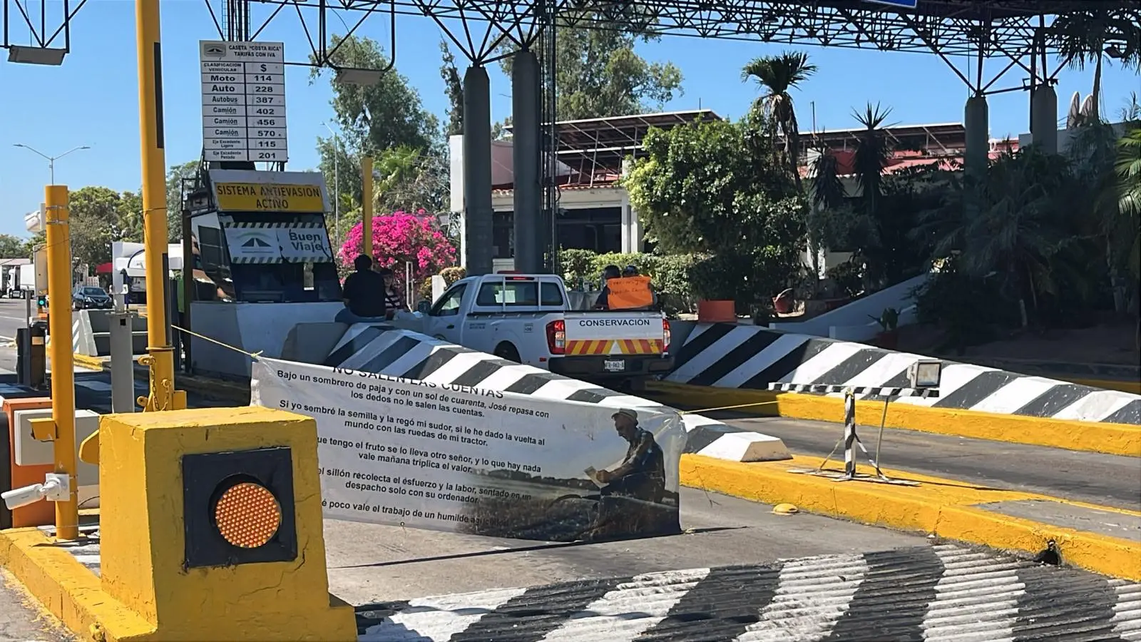 $!Productores mantienen toma indefinida y libre peaje en caseta de cobro de Costa Rica, en Culiacán