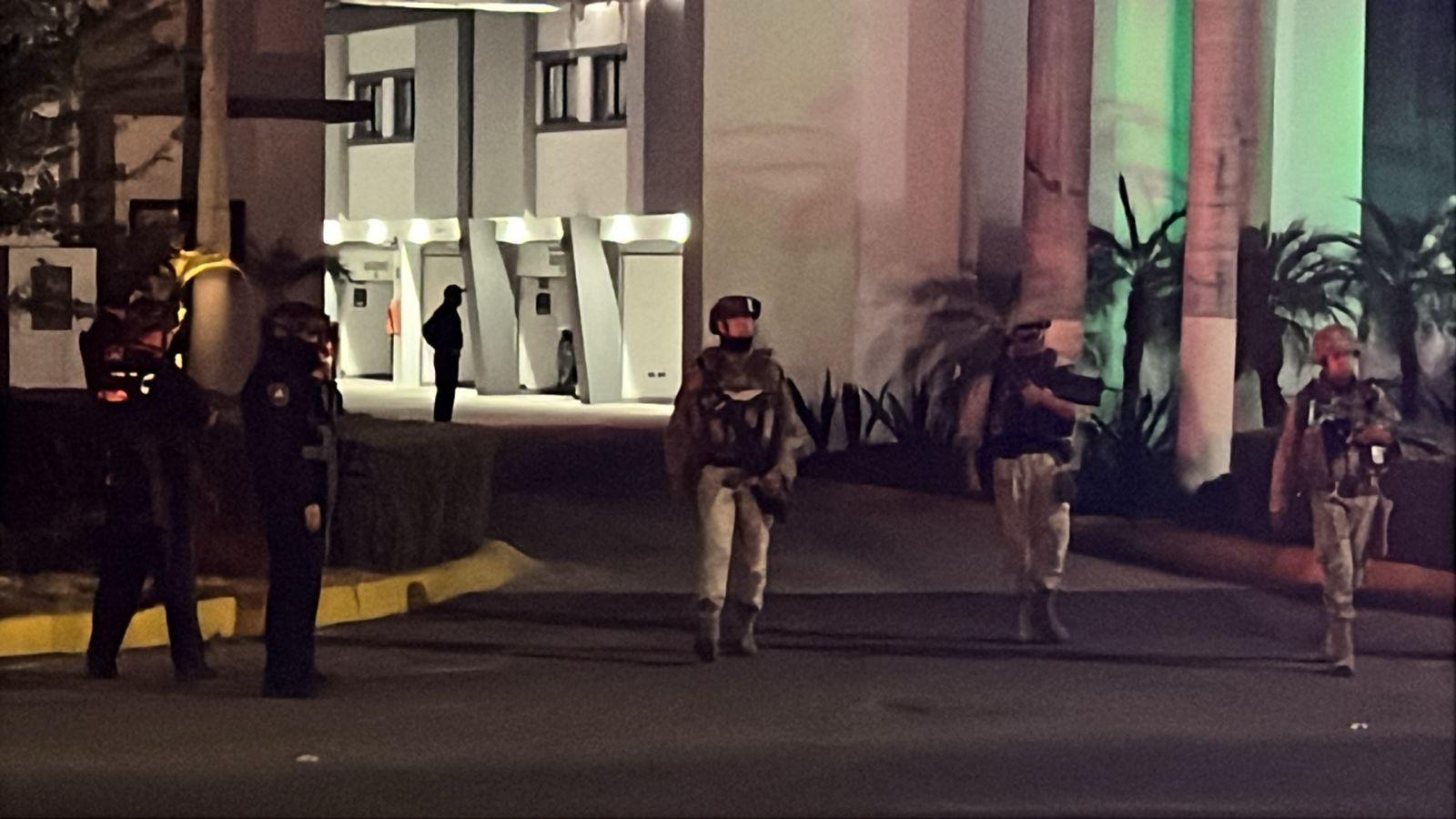 $!Incendian cuarto de motel en la salida norte de Culiacán; reportan detenciones al interior