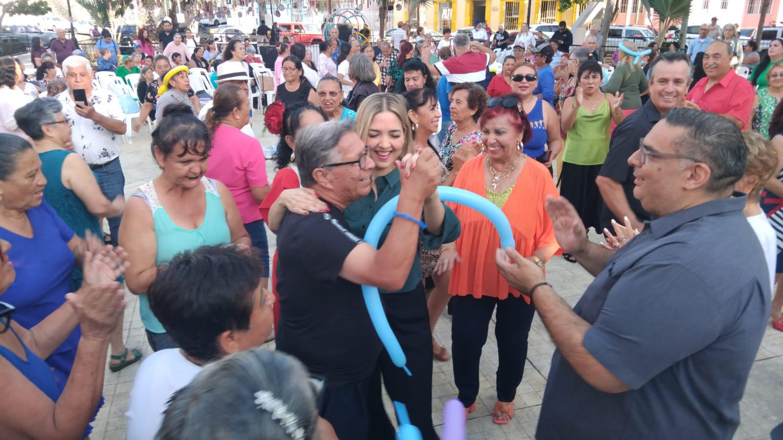 $!Alcaldesa de Mazatlán saca sus ‘pasos prohibidos’ en la Plazuela Zaragoza