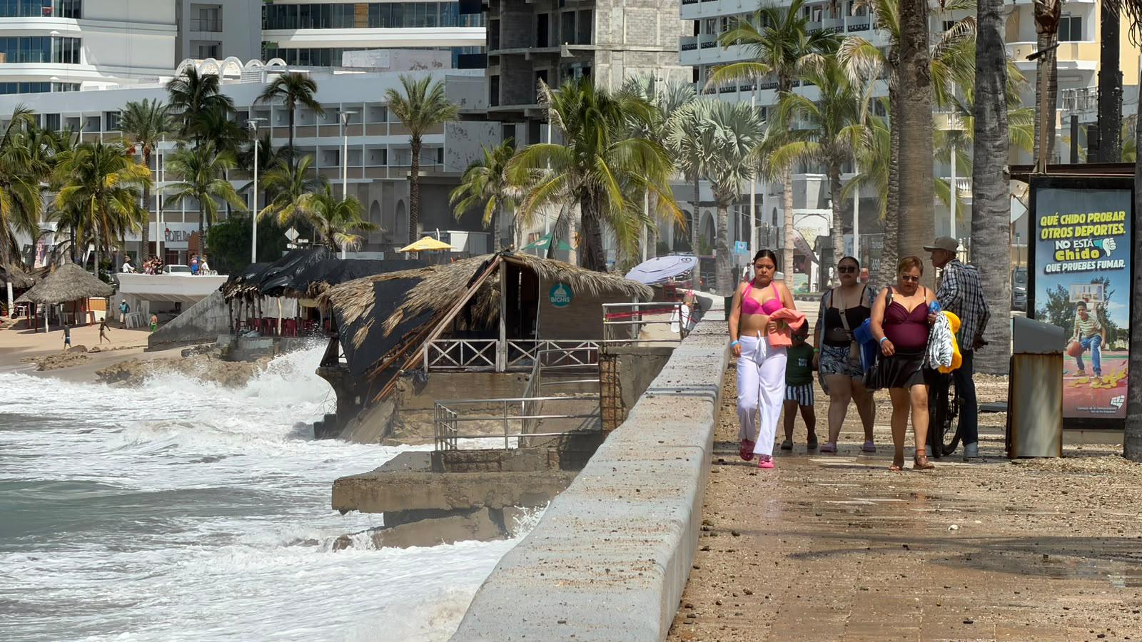 $!Se registra fuerte oleaje en playas de Mazatlán por efectos del huracán Trudy
