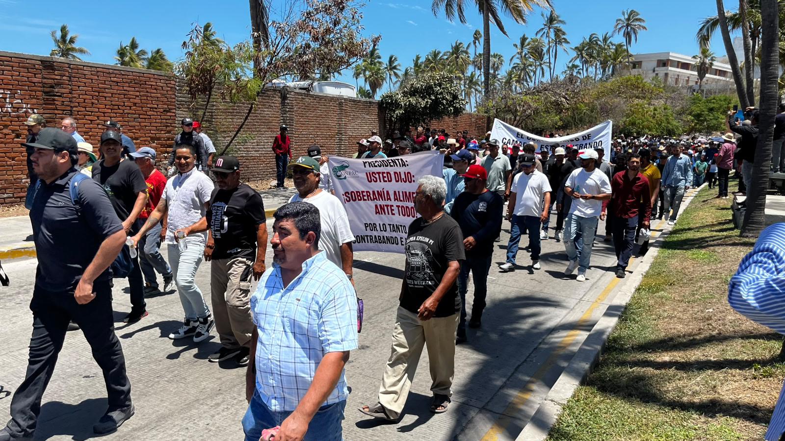 $!Sector pesquero marcha en Mazatlán para exigir cierre al camarón ilegal