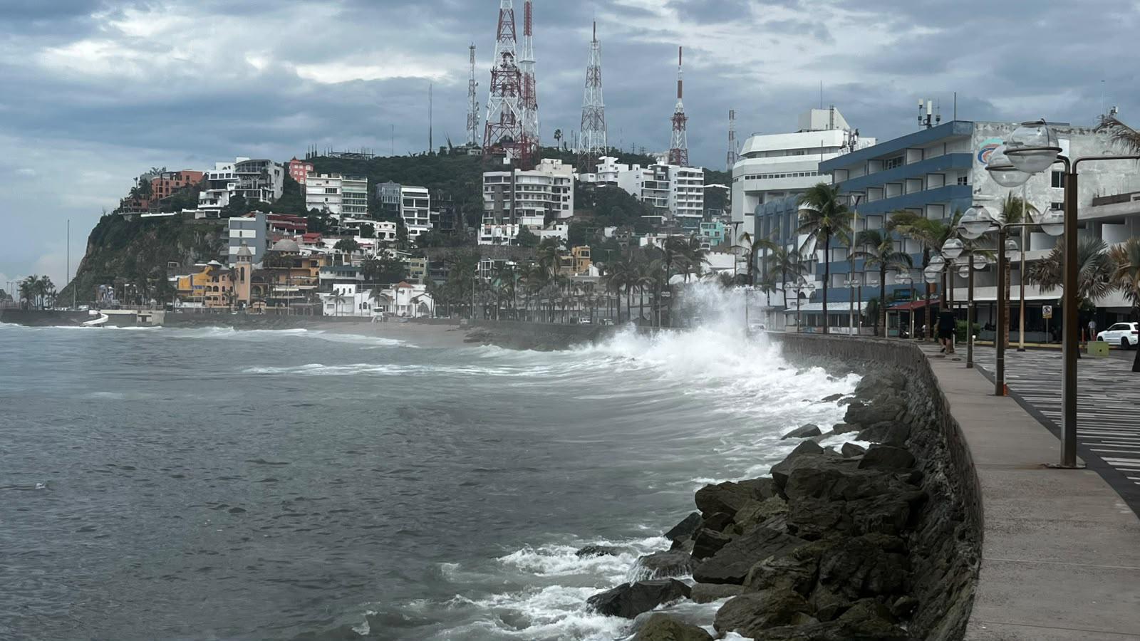 $!Se mantiene cierre de playas en Mazatlán ante fuerte oleaje; reportan afectaciones en hoteles y restaurantes