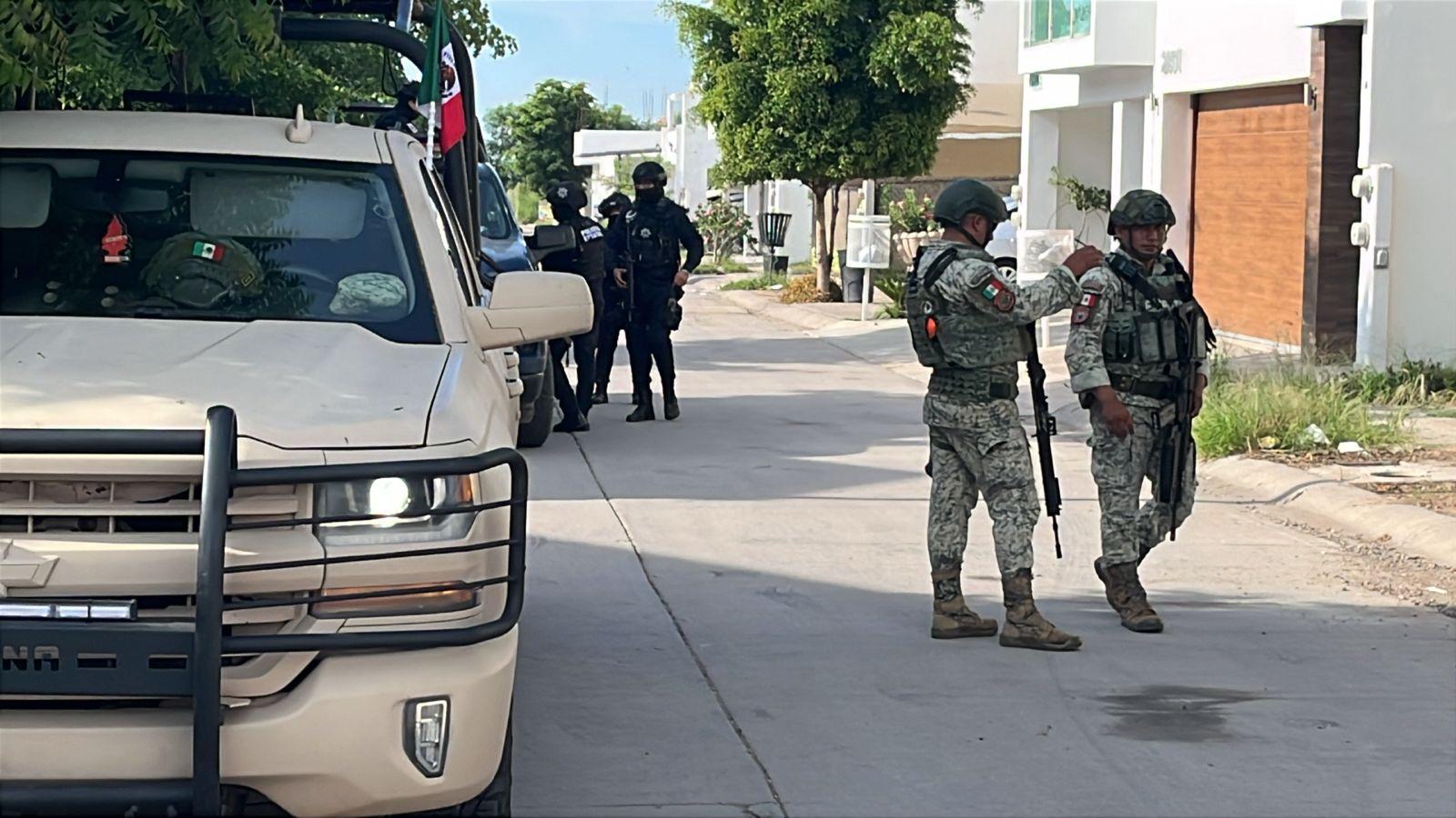 $!Aseguran casa y vehículos con armas tras balacera en Stanza Cantabria, Culiacán