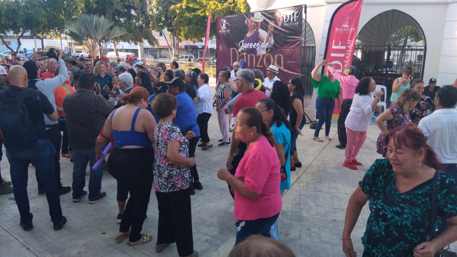 $!Alcaldesa de Mazatlán saca sus ‘pasos prohibidos’ en la Plazuela Zaragoza