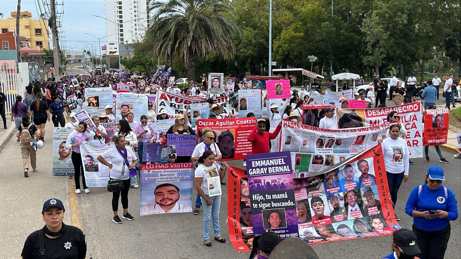 $!Marchan en Mazatlán por el 8M y terminan pintando edificios