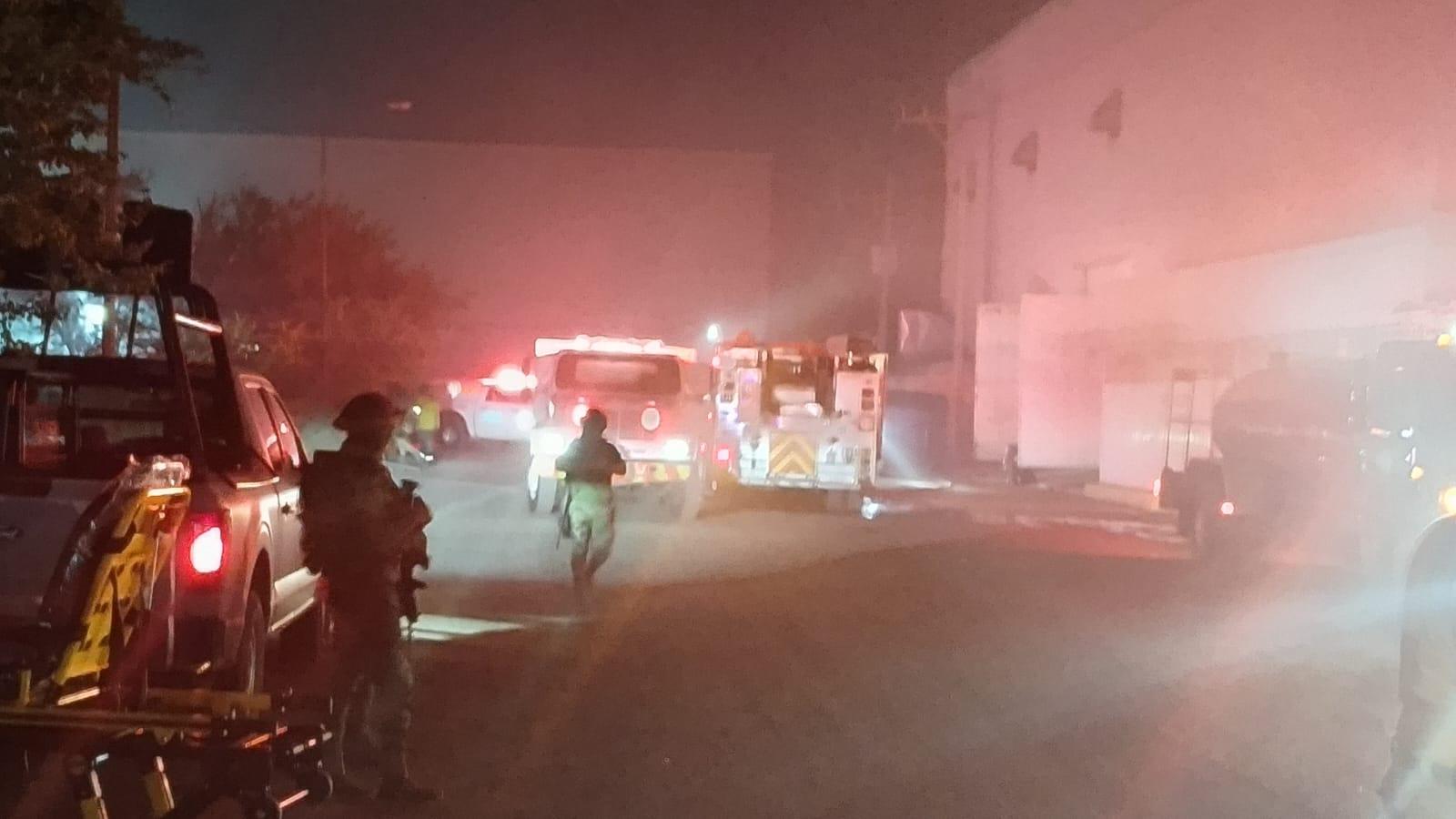 $!Sofocan incendio en bodega de papeles y cartones de un periódico de Culiacán