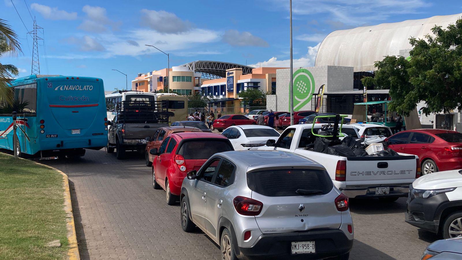 $!Se registra masiva movilización de camiones y autobuses por evento de Sheinbaum en Mazatlán