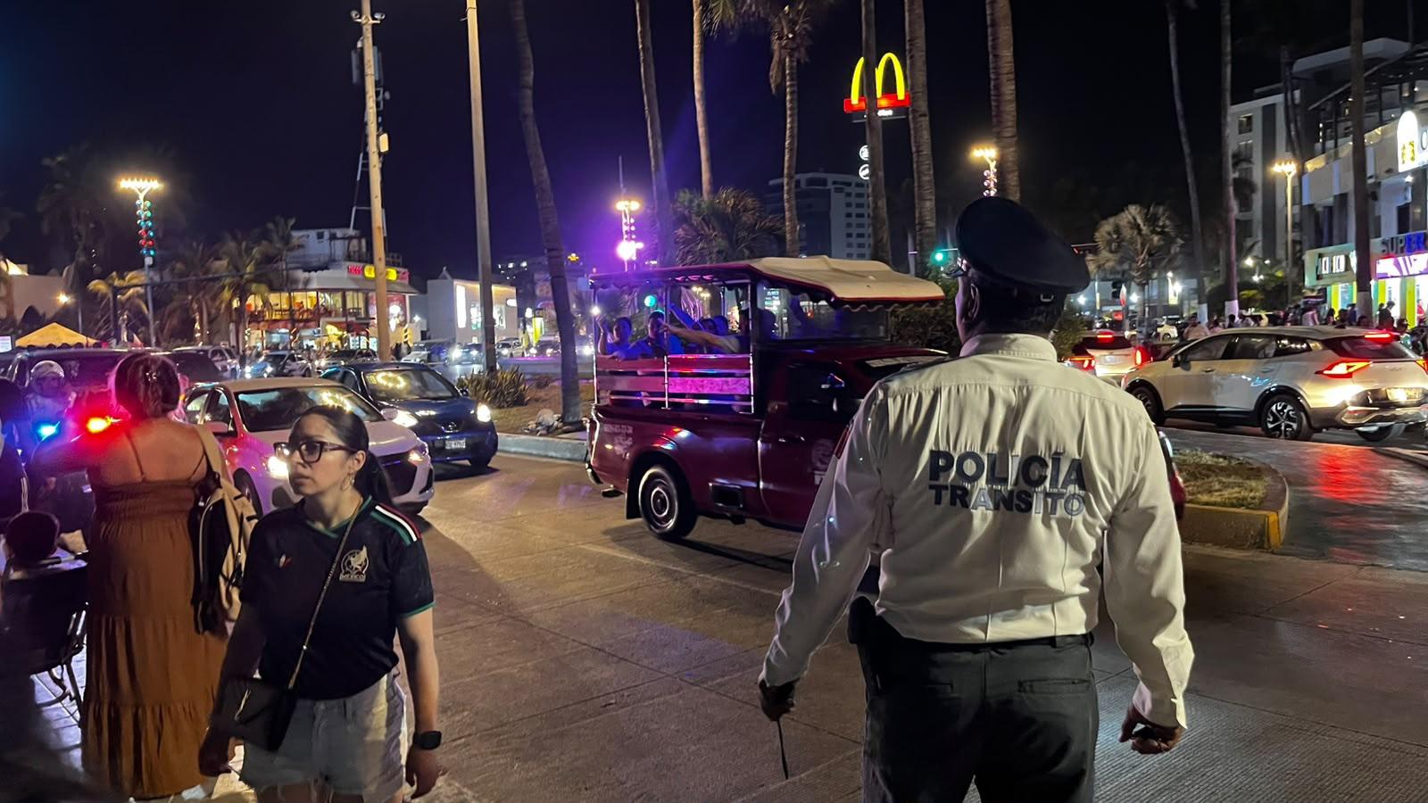 $!Pese a la eliminación del ‘Tricolor’, afición mantiene la fiesta en las Letras de Mazatlán
