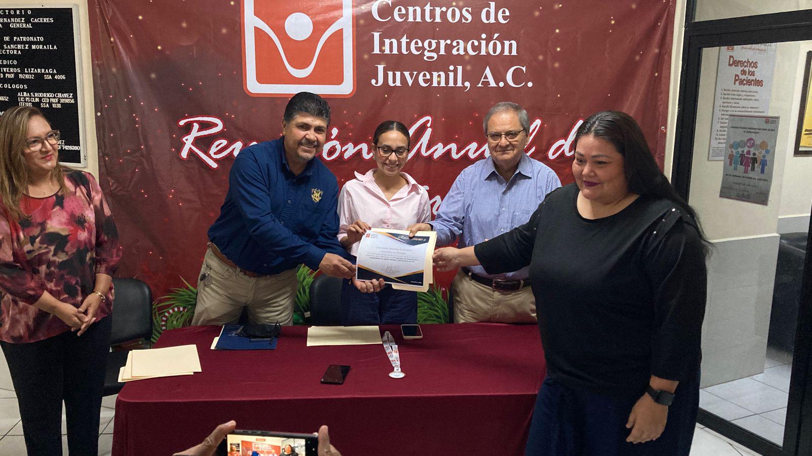 $!CIJ Mazatlán reconoce al psicólogo Herón Torres como Voluntario del Año