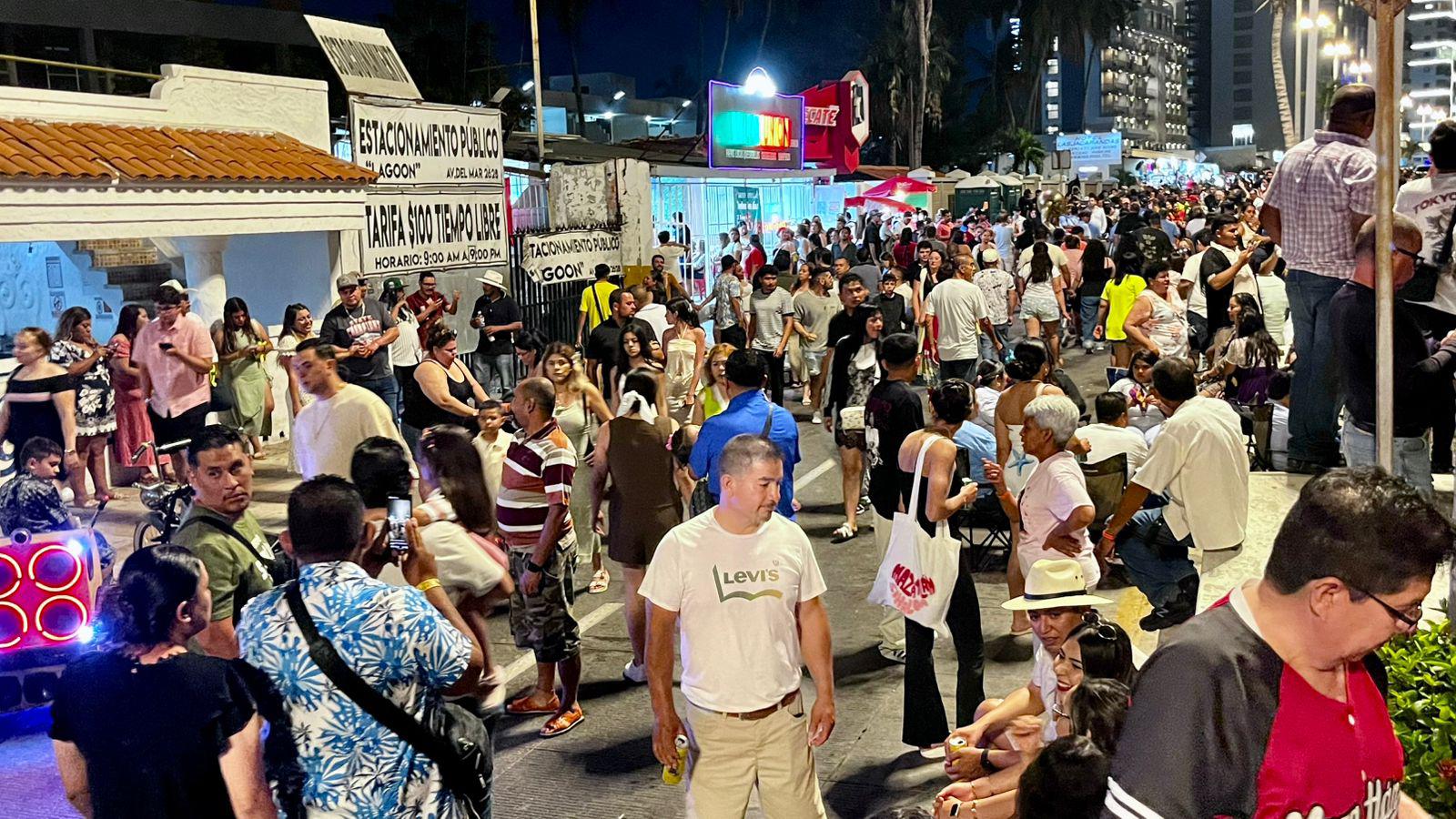 $!Reúne zona de las Letras de Mazatlán a cientos de personas durante el Viernes Santo