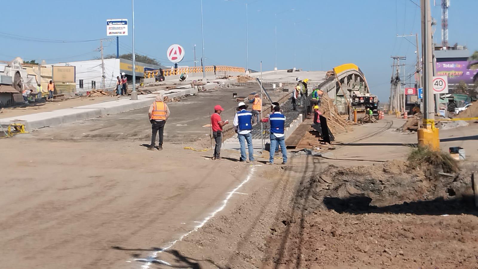 $!Apresuran apertura del puente de la Colosio, en Mazatlán, pero vecinos temen que no dejen banquetas