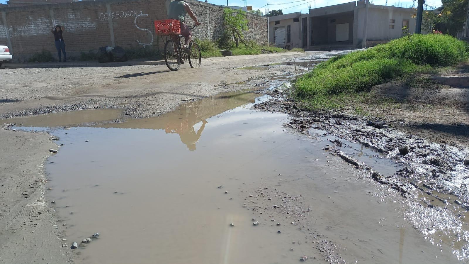 $!Rebosan aguas negras en sectores de Mazatlán