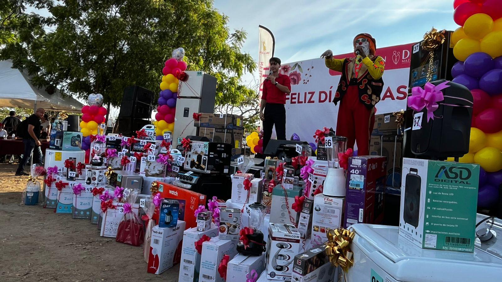 $!Celebran mujeres mazatlecas el Día de las Madres con fiesta en Pradera Dorada
