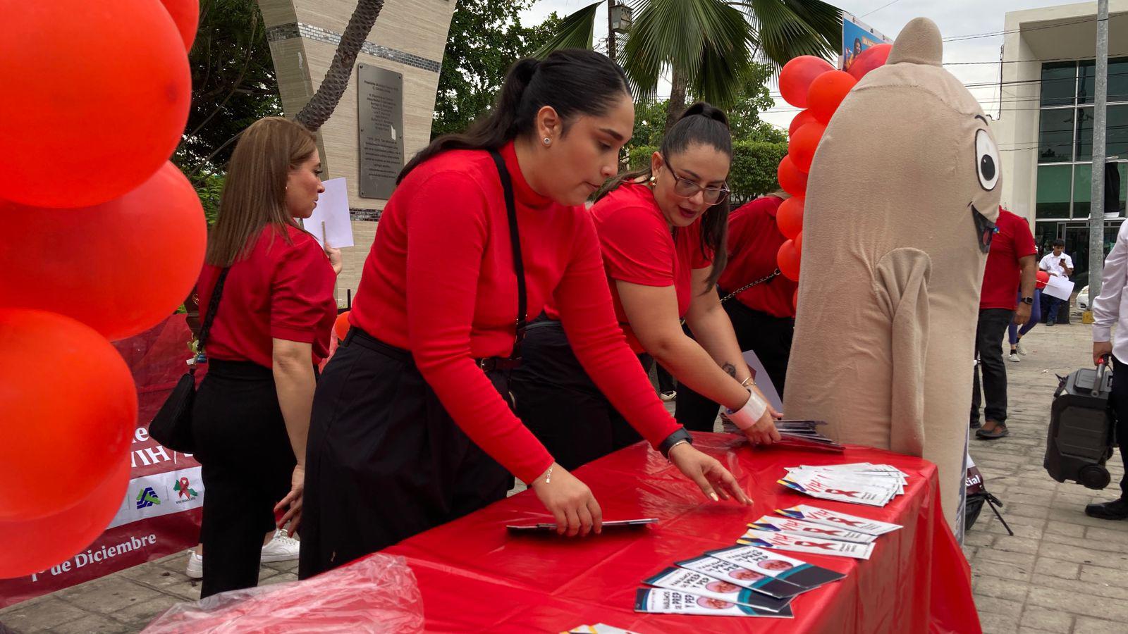 $!Marchan en Mazatlán por el Día Mundial de la Lucha contra el VIH/Sida