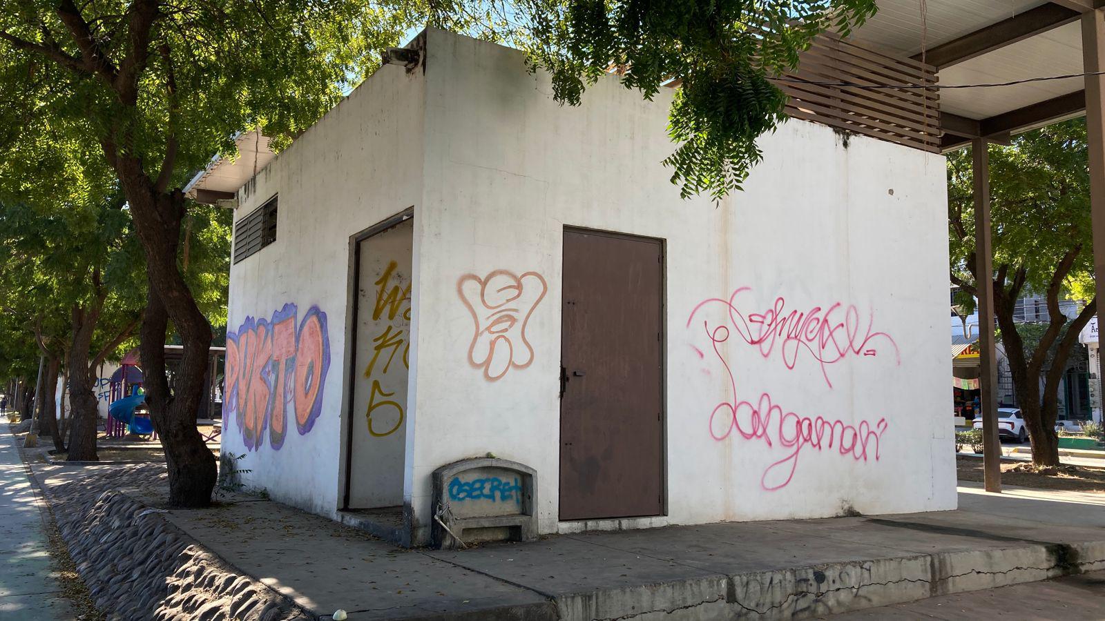 $!Grafitis dañan espacios del Parque Lineal en Mazatlán
