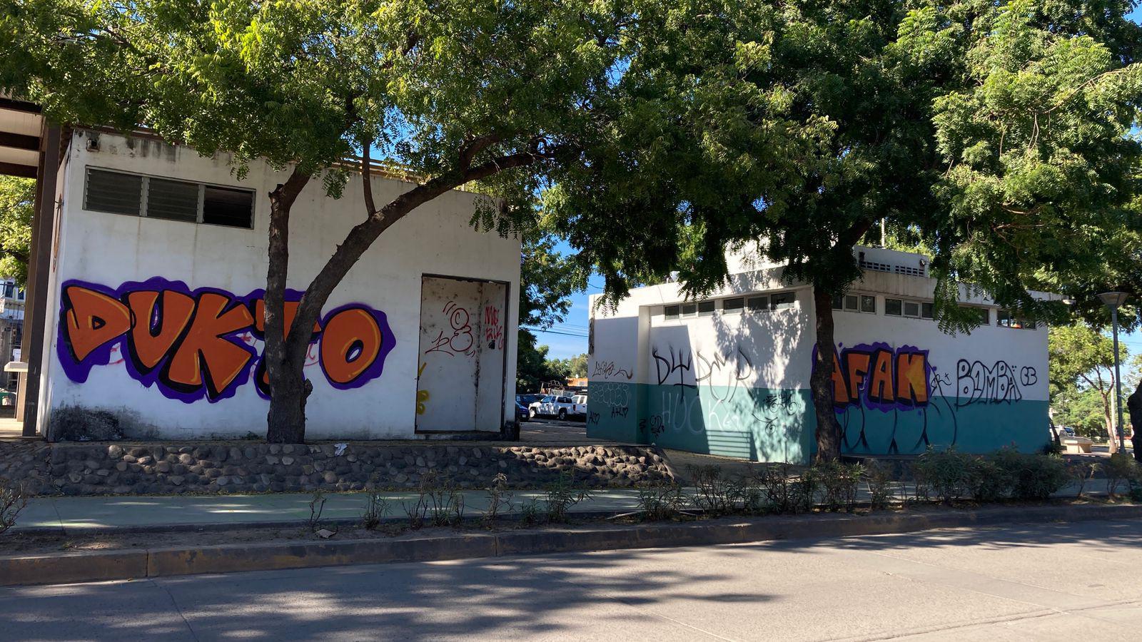 $!Grafitis dañan espacios del Parque Lineal en Mazatlán