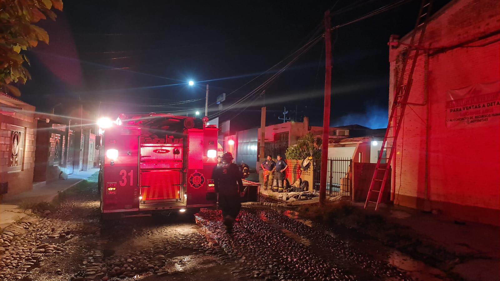$!Evacúan a 113 personas por incendio en bodega de Bachigualato, en Culiacán
