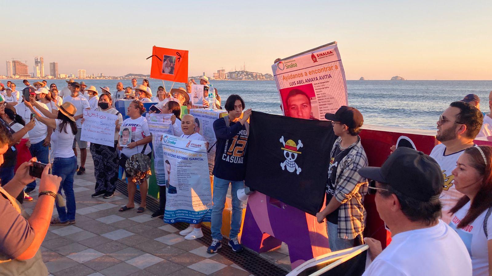 $!Mazatlecos exigen paz y revocación de mandato en marcha en el malecón