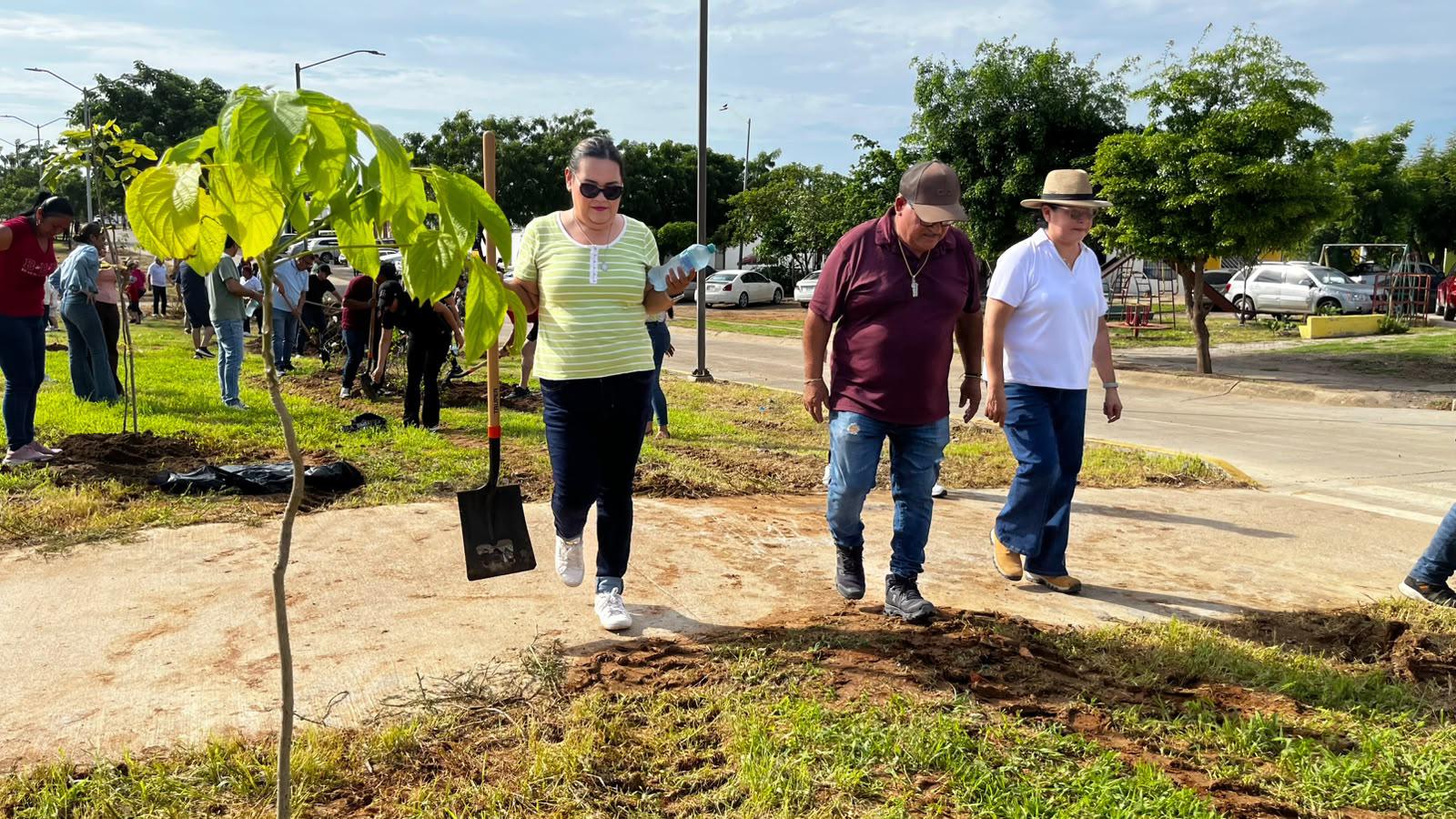 $!Plantan 60 árboles y 60 bugambilias en Jornada Nacional de Reforestación en Mazatlán