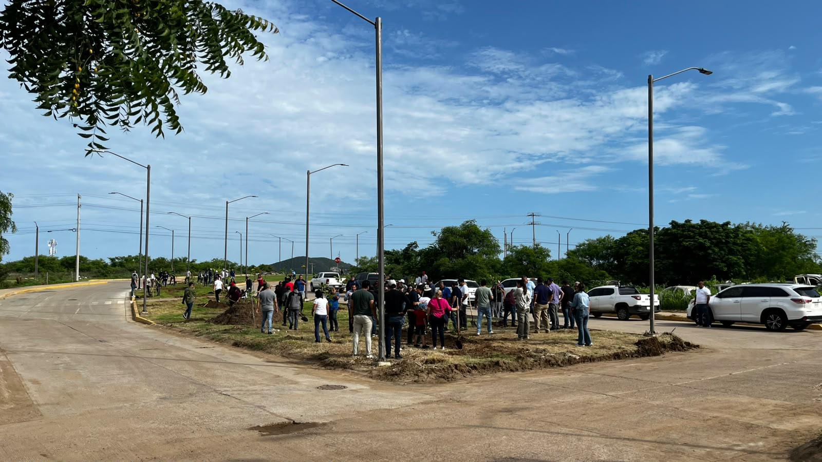 $!Plantan 60 árboles y 60 bugambilias en Jornada Nacional de Reforestación en Mazatlán