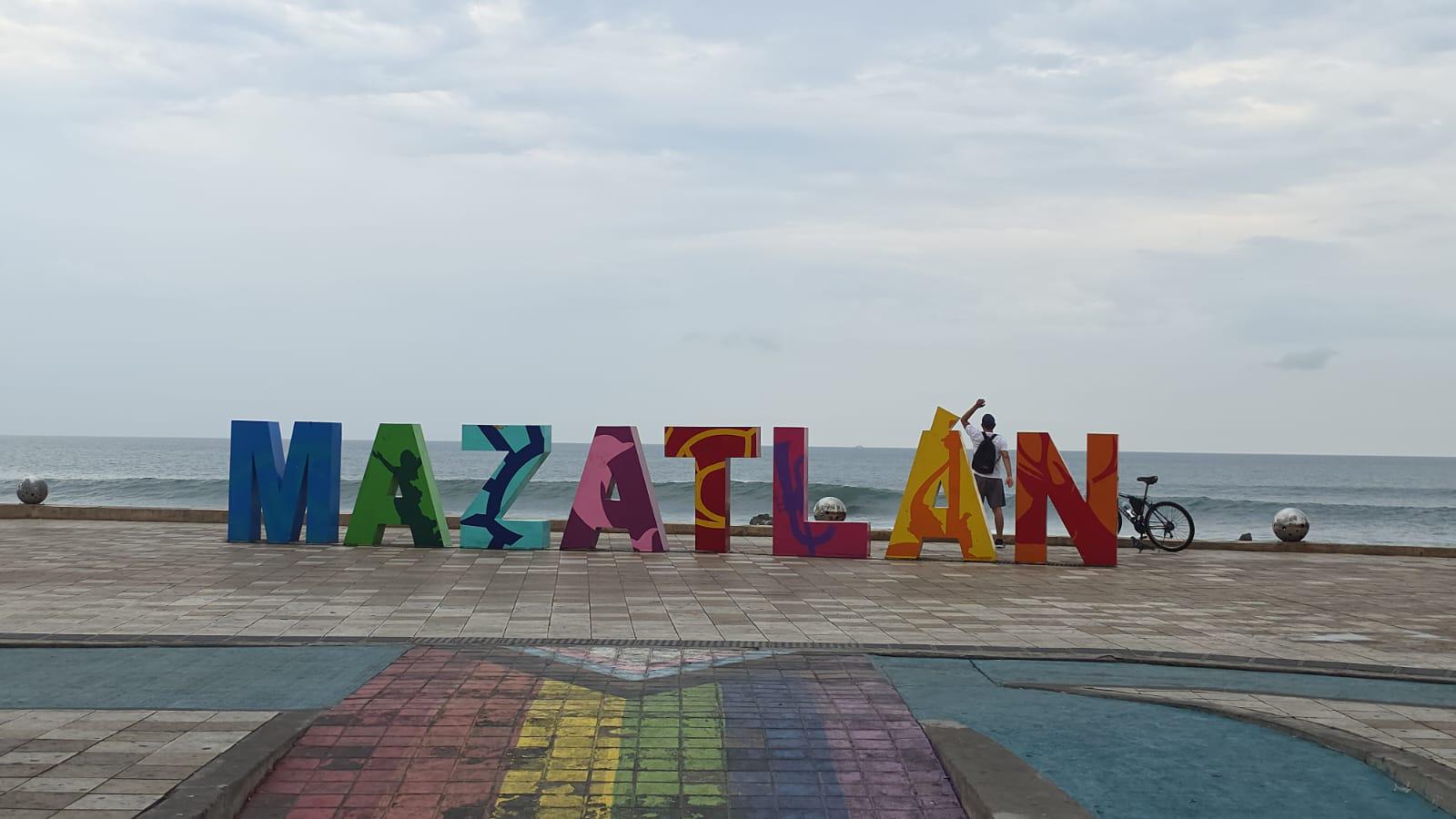 $!Luego de la batalla de espuma, cerveza y festejos, las letras de Mazatlán amanecen limpias