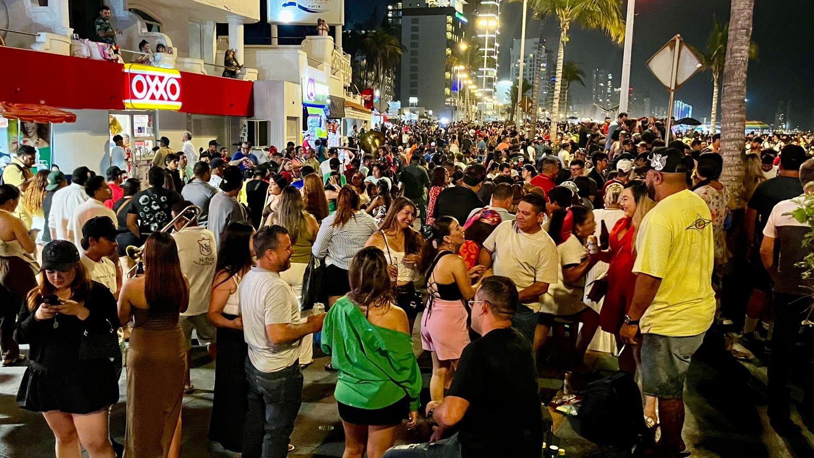$!Cientos disfrutan de un ambiente festivo en Las Letras de Mazatlán por tercer día consecutivo