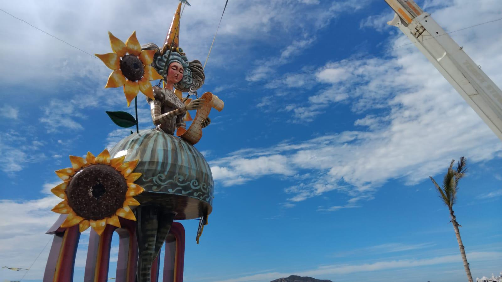 $!Avanza la instalación de monigotes para el Carnaval de Mazatlán 2025