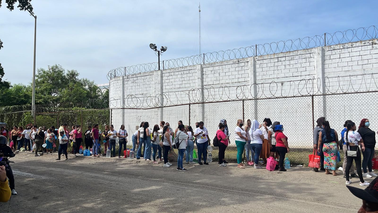 $!Bajo protocolos de seguridad familiares comienzan a ingresan al penal El Castillo, en Mazatlán