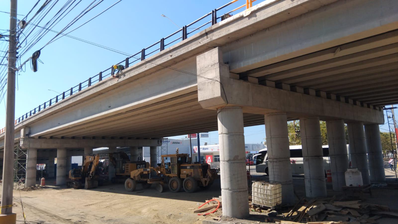 $!Apresuran apertura del puente de la Colosio, en Mazatlán, pero vecinos temen que no dejen banquetas