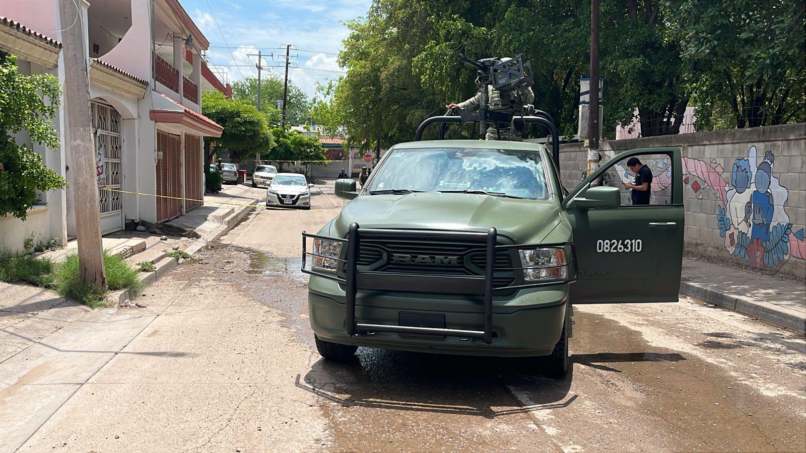 $!Ataque armado en colonia 10 de Mayo deja un herido y dos vehículos baleados en Culiacán