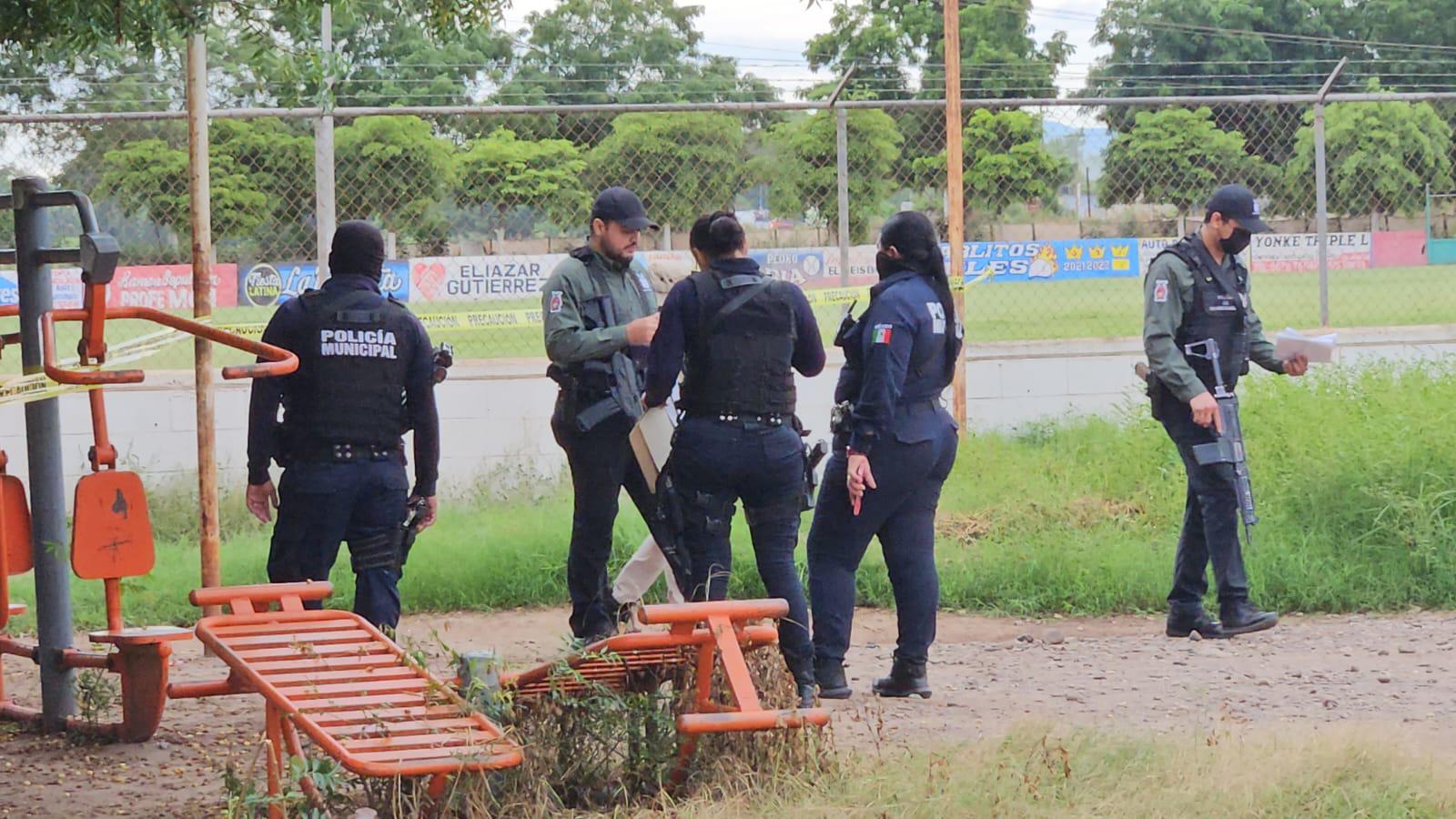 $!Hallan a hombre muerto por disparos en campo de béisbol de Bachimeto, Navolato