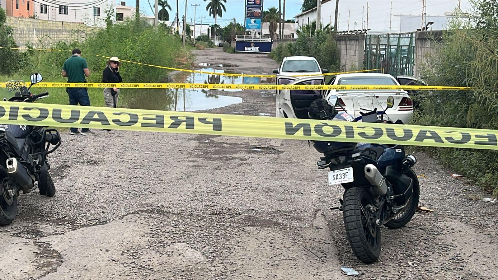 $!Localizan vehículo robado abandonado en el sector El Valle, en Culiacán